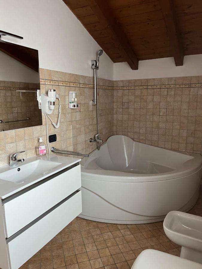 Color House Malpensa B&B Кассано-Маньяго Экстерьер фото